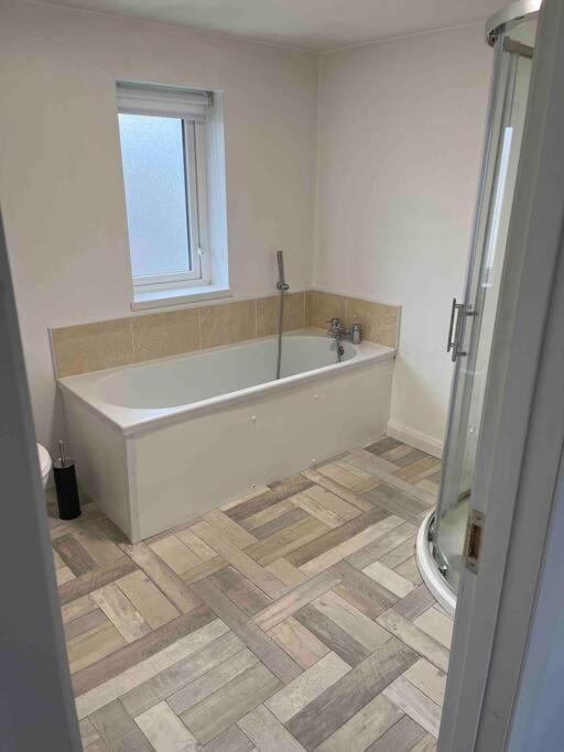 Conveniently Located, Close To City And Quiet Area Londonderry Exteriör bild